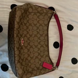 Perfect purse, no rips, tears, handle is in perfect condition